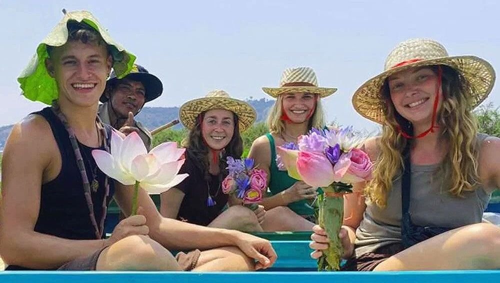 Granja de Loto Viaje tranquilo a través de un paisaje impresionante